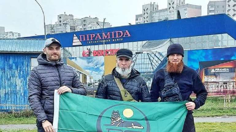 Дмитро Савченко (ліворуч) із бійцями батальйону ім. Шейха Мансура