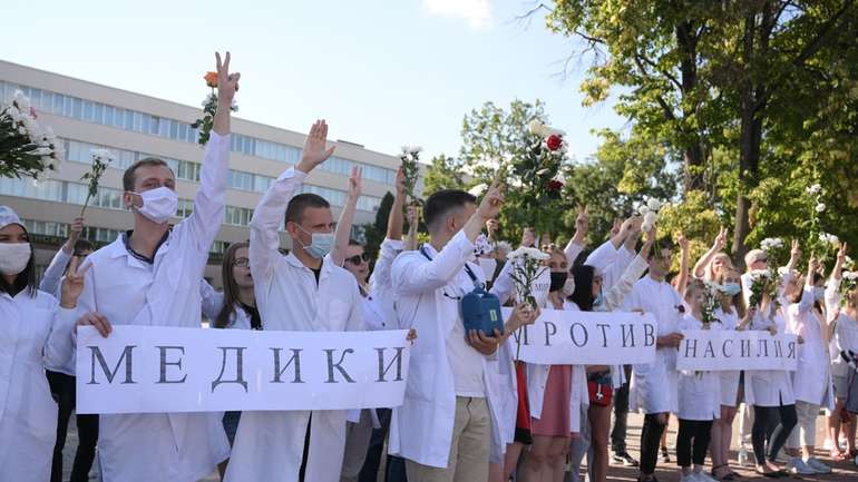 Білоруські лікарі «воюють» на 2 фронти: з режимом і пандемією