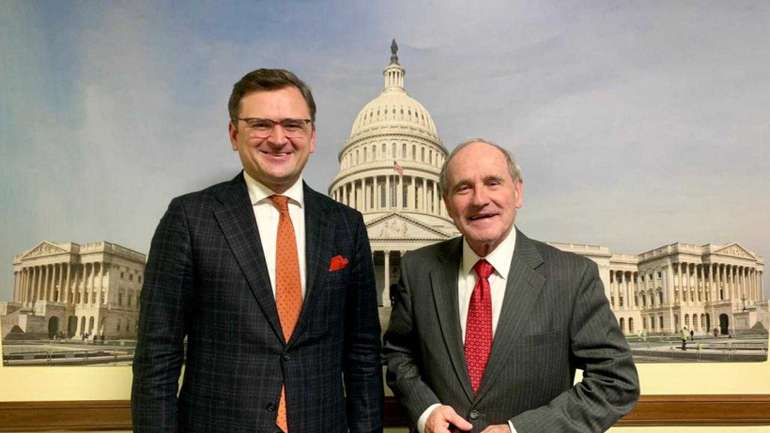 Дмитро Кулеба (ліворуч) з американським сенатором Джеймсом Рішем (праворуч)