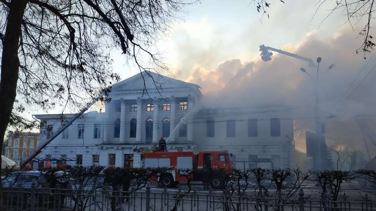 Центр Полтави у диму, вогнеборці гасять кінотеатр Котляревського