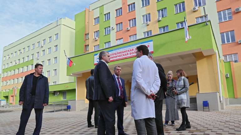 Лікарям Криму замість доплат побажали терпіння