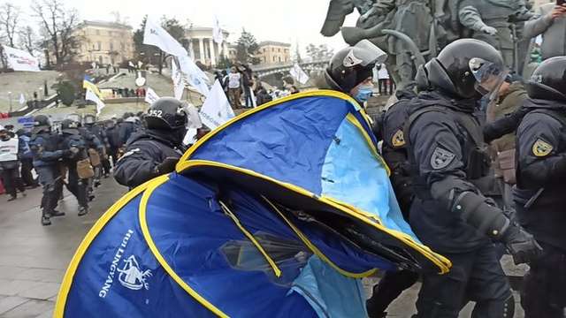 В “кращих традиціях” беркутів: МВС не дозволяє встановлювати підприємцям на Майдані намети_3