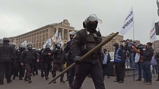 В “кращих традиціях” беркутів: МВС не дозволяє встановлювати підприємцям на Майдані намети_5