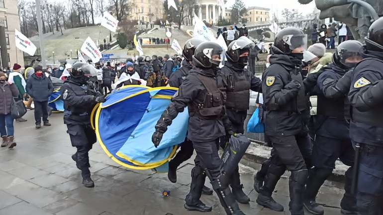 В “кращих традиціях” беркутів: МВС не дозволяє встановлювати підприємцям на Майдані намети