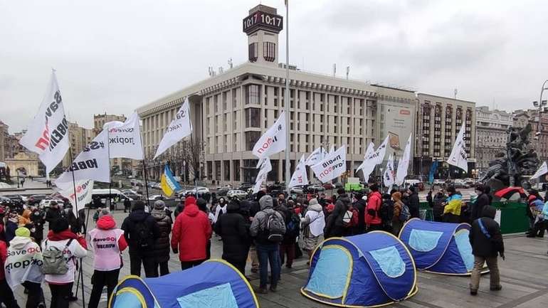 Поліціянти вкрали у підприємців на Майдані намет, пінопласт та туалети