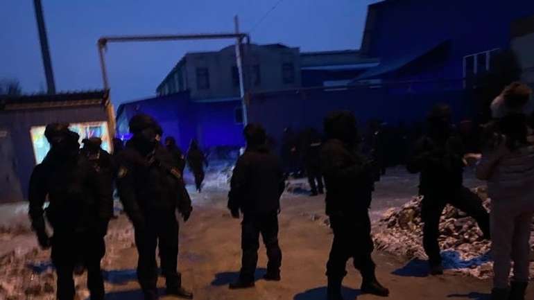 Озброєні підлеглі Авакова незаконно захопили завод на Харківщині