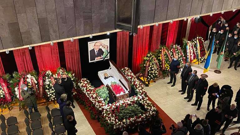 Кернес "зробив наш тиждень": тисячі людей, тату на лобі, селфі Кличка та пам'ятник у Харкові