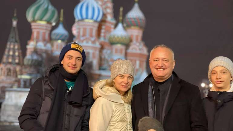 Додон разом з родиною