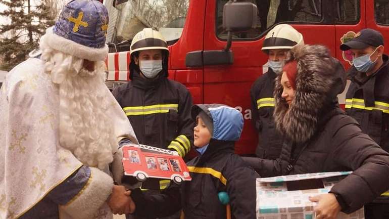 На пожежному авто і з подарунками: запорізькі рятувальники втілили у життя мрію 8-річного хлопчика