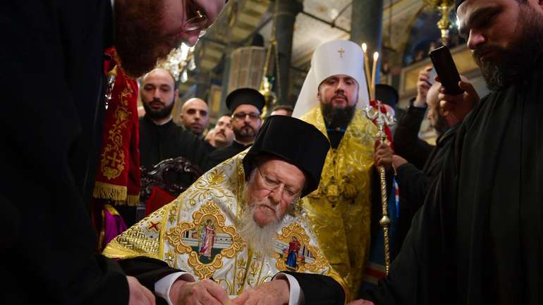 Удар по “православних амбіціях” РФ: сьогодні друга річниця підписання Томосу для ПЦУ