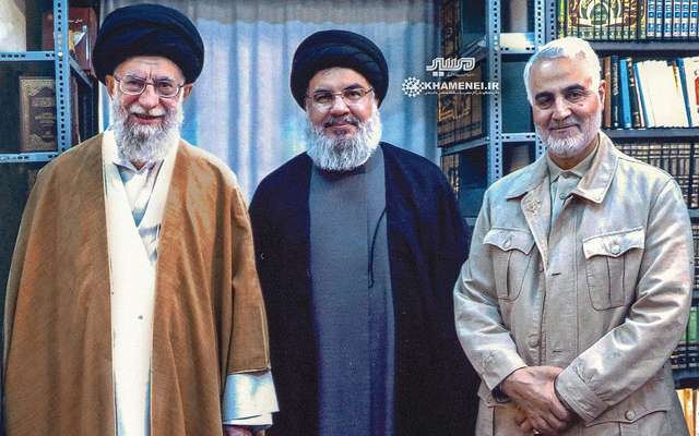 Зліва направо: Аятола Алі Гаменеї, начальник центру «Хезболла» Гассан Насралла, командувач сил КВІР Касем Сулеймані