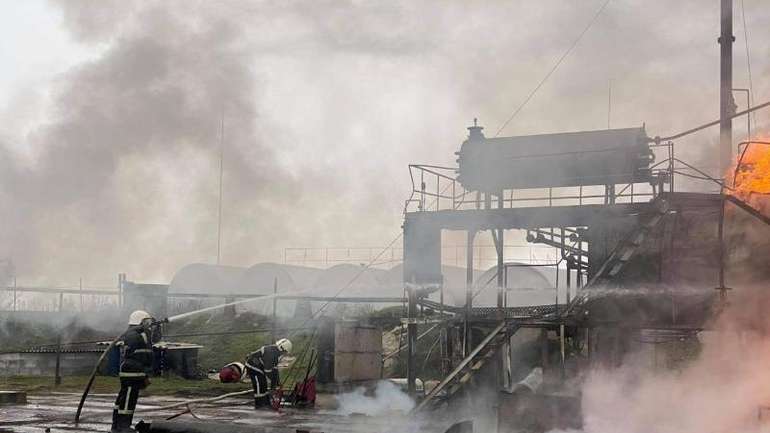 Миколаївська область: ДСНС ліквідували пожежу на території нафтобази