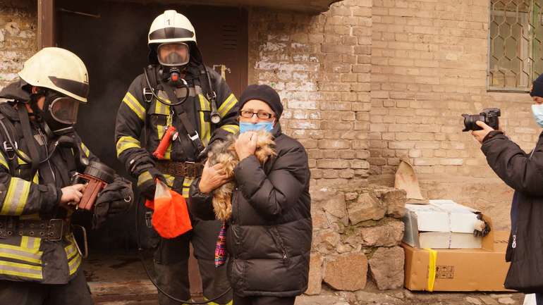 Запорізькі вогнеборці врятували з пожежі у багатоповерхівці домашніх улюбленців