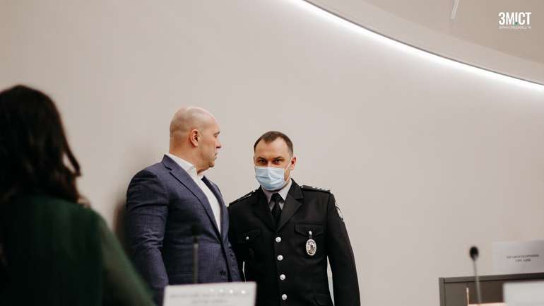 Ілля Кива приймає звіт від Івана Вигівського