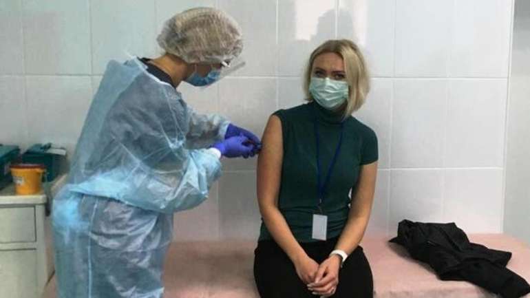 Мешканців окупованого Криму вакцинують сумнівним препаратом «Спутник V»