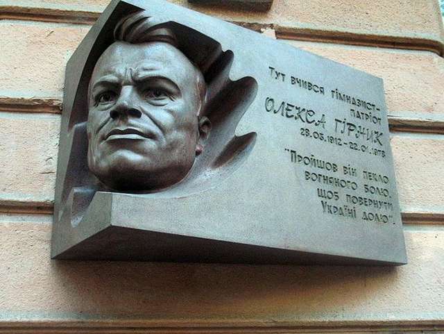 21 січня 1978 року біля могили Шевченка протестуючи проти русифікації спалив себе Олекса Гірник_4