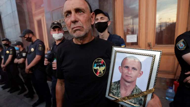 Хомчак мусить відповісти за брехню, — батько вбитого морпіха Журавля