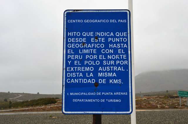 Табличка з поясненням для іспанськомовних відвідувачів Пунта-Аренасу