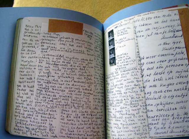 На правій сторінці почерки  і з лівим і з правим нахилом
