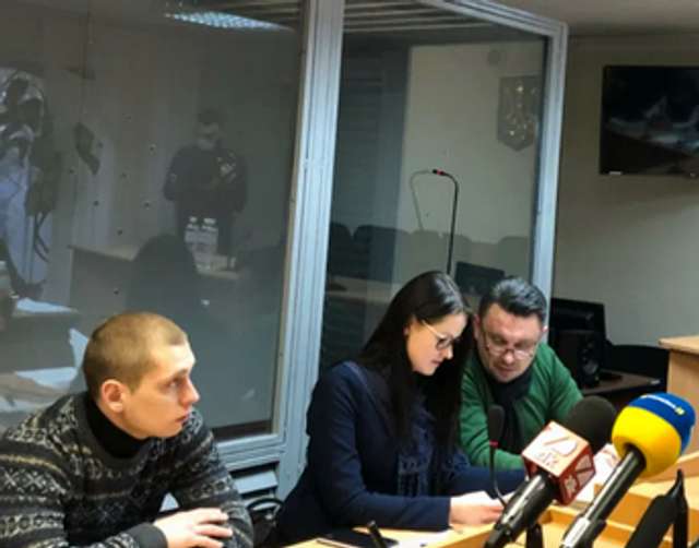 Сергій Олійник (крайній ліворуч) на лаві підсудних