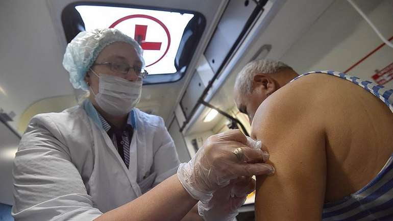 Окупанти примусово вакцинували майже 20 тисяч кримчан, зупинятися не збираються