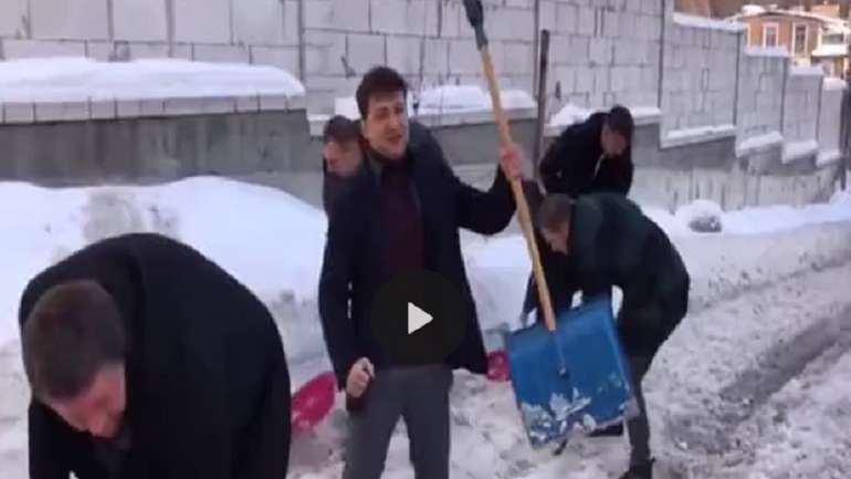 Зеленського в мережах тролять лопатою та нагадують про челендж