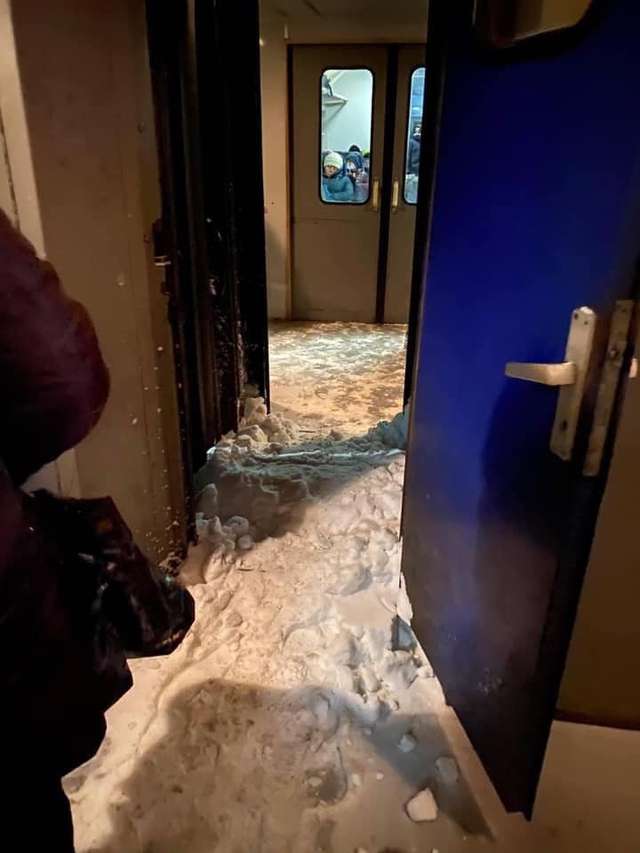 Це Укрзалізниця: українців у 21 сторіччі возять у вагонах неначе худобу_1