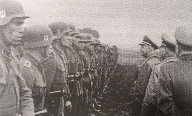 Іван Фіалка (крайній зліва) на стройовому вирядженні Дивізії