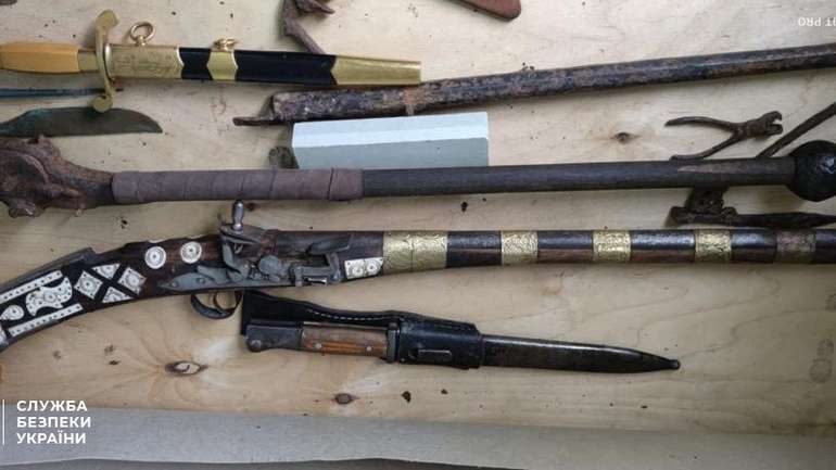 СБУ не дала вивезти з України старовинні монети, зброю та обладунки