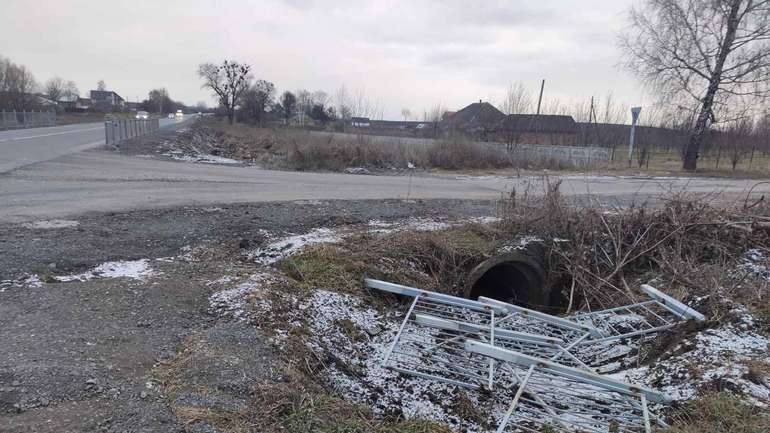 Уздовж дороги на Полтавщині вкрали 42 метри огорожі та знаки