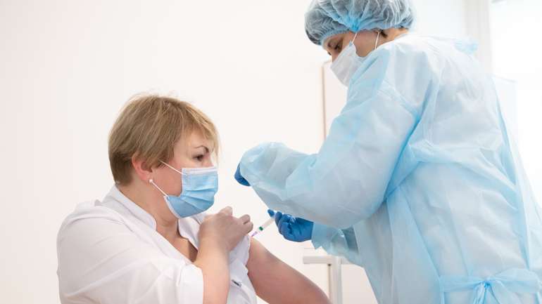 480 медиків вакцинували на Полтавщині