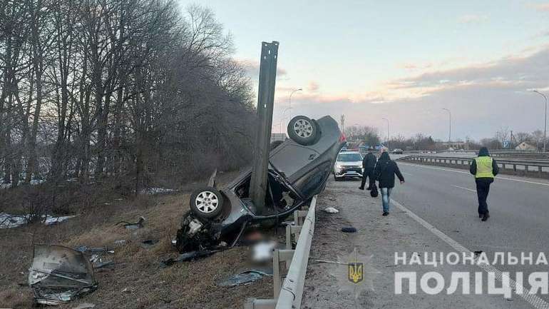 Біля Лубен автомобіль перекинуло через метровий відбійник