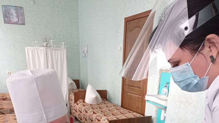 120 медичних працівників вакцинували на Полтавщині