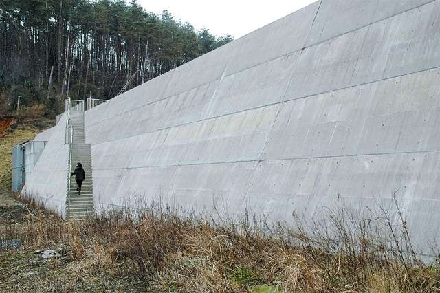 Вид з боку міста Мінамісанріку, де спорудження хвилезахисних стіни пройшло за планом. Вартість робіт склала 450 млн йен