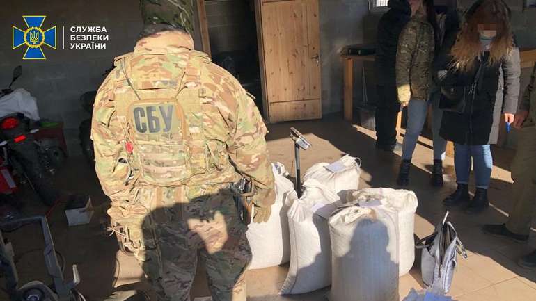 На Рівненщині СБУ попередила контрабанду бурштину на майже 2 млн грн