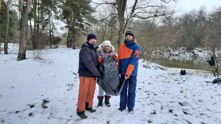 Волонтери з Полтави витягли з Ворскли 10 мішків пляшок