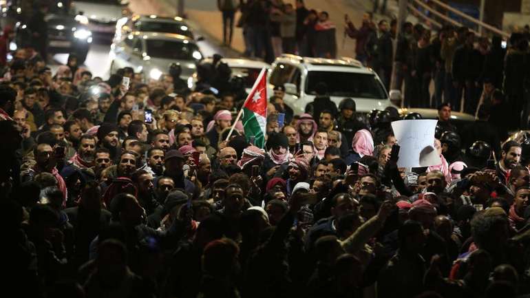 Йорданію охопили антиковідні протести, королівська влада застосовує силу проти громадян