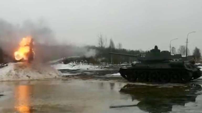 Масниця «з вогником»: на Росії з Т-34 розстріляли опудало