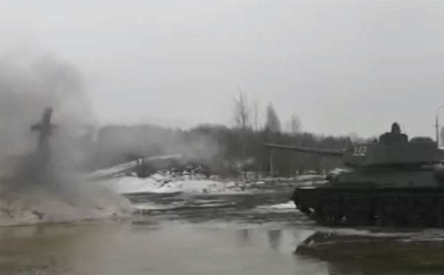 Масниця «з вогником»: на Росії з Т-34 розстріляли опудало_2