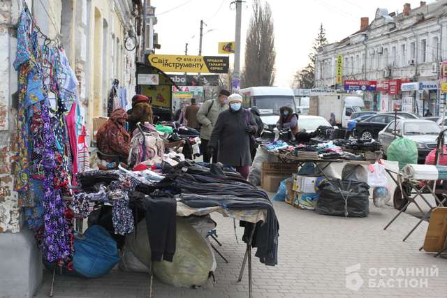 Продавців без дозволів на торгівлю щодня проганятимуть з ринку – влада Полтави_3