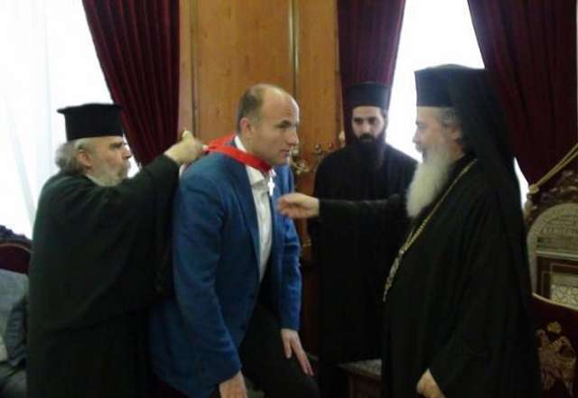 Павло Фукс (по центру)