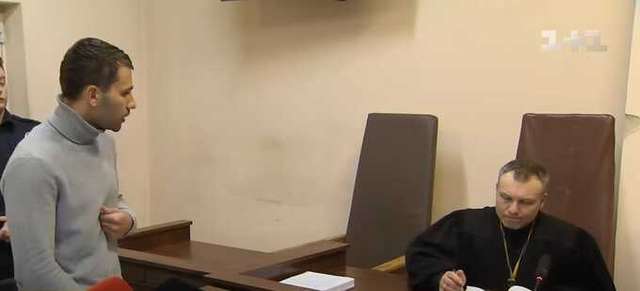 Павло Барбул (ліворуч) на засіданні суду у своїй кримінальній справі