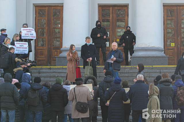 Сергій Іващенко (третій праворуч стоїть на сходинках перед протестувальниками)