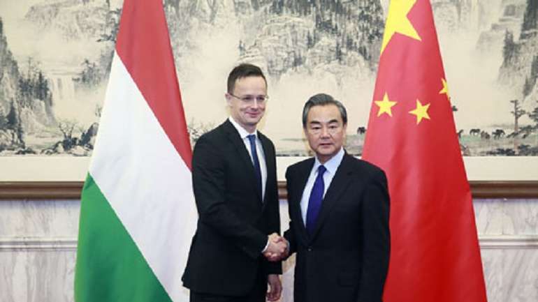 Очільники МЗС Угорщини (ліворуч) та КНР (праворуч)
