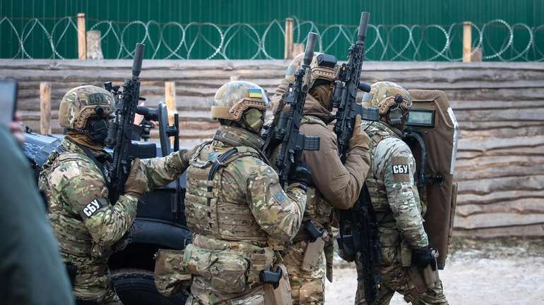 СБУ припинила діяльність воєнізованого збройного формування та постачання військових товарів з РФ