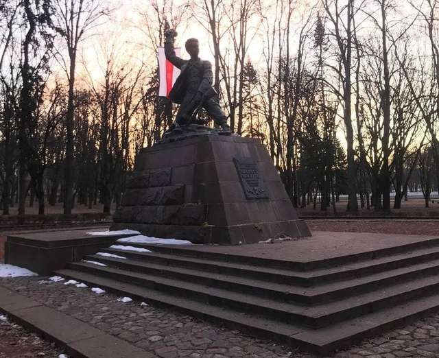 Пам'ятник діячу партизанського Руху опору у Другій світовій війні Марату Казею у Мінську також прикрасили білоруським національним стягом