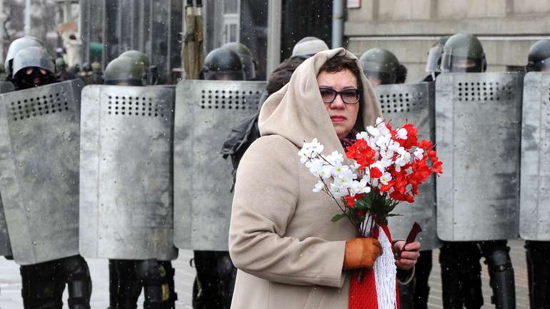 На вулицях силовики та біло-червоно-білі стяги: білоруси святкують День волі