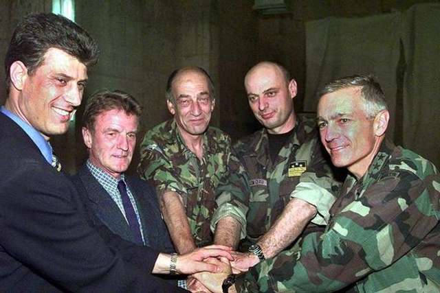 Хашим Тачі (крайній зліва) разом із бойовиками 