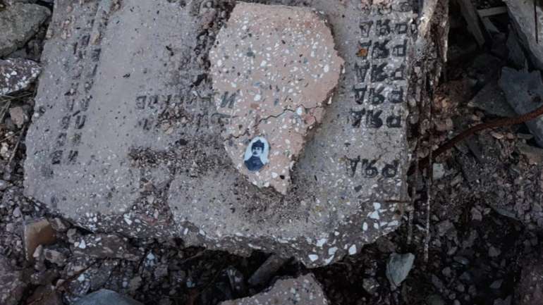 На Росії дорогу «заасфальтували» могильними плитами