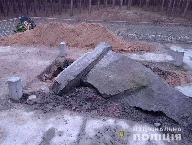 У Малій Перещепині зруйнували пам’ятник на могилі хана Кубрата_2